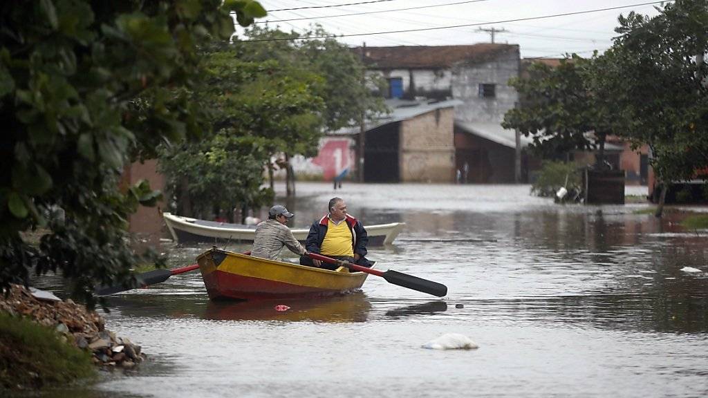 Boote statt Autos: In Paraguay stehen nach heftigen Regenfällen zahlreiche Strassen unter Wasser.