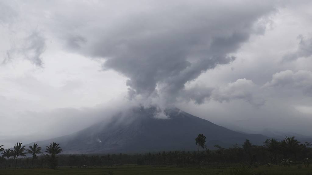 Der höchste Vulkan Indonesiens auf der Insel Java hat bei einem plötzlichen Ausbruch dicke Aschesäulen, brennendes Gas und Lava an seine Hänge gespuckt. Foto: Trisnadi/AP/dpa