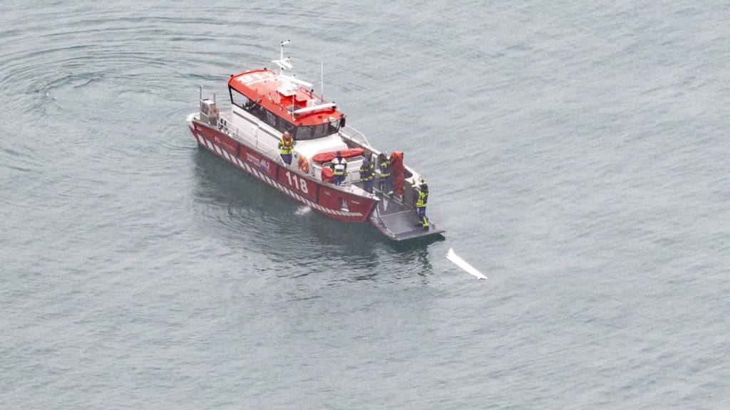 Wenige Stunden nach dem Unglück fischte die Feuerwehr Wrackteile aus dem Vierwaldstättersee. (Archivaufnahme)