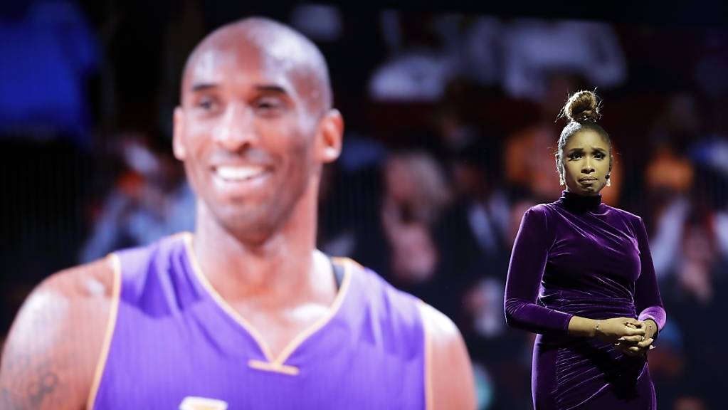 Mehrere Erinnerungsstücke des verstorbenen NBA-Idols Kobe Bryant (links) wurden versteigert