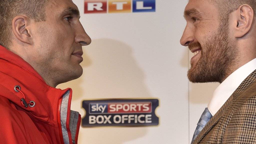Wladimir Klitschko (links) möchte in Düsseldorf seinen WM-Gürtel gegen den Briten Tyson Fury (rechts) verteidigen