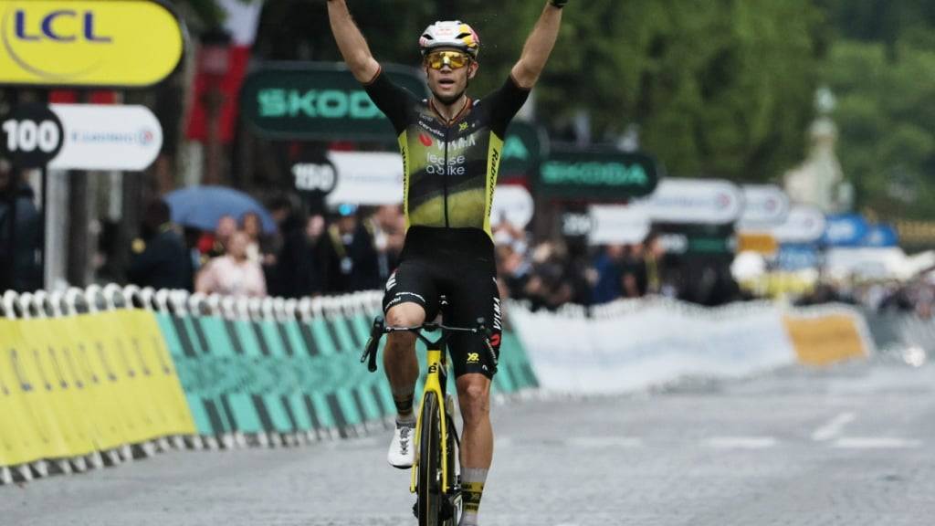 Van Aert lässt sich auf der Zielgeraden auf den Champs-Élysées feiern