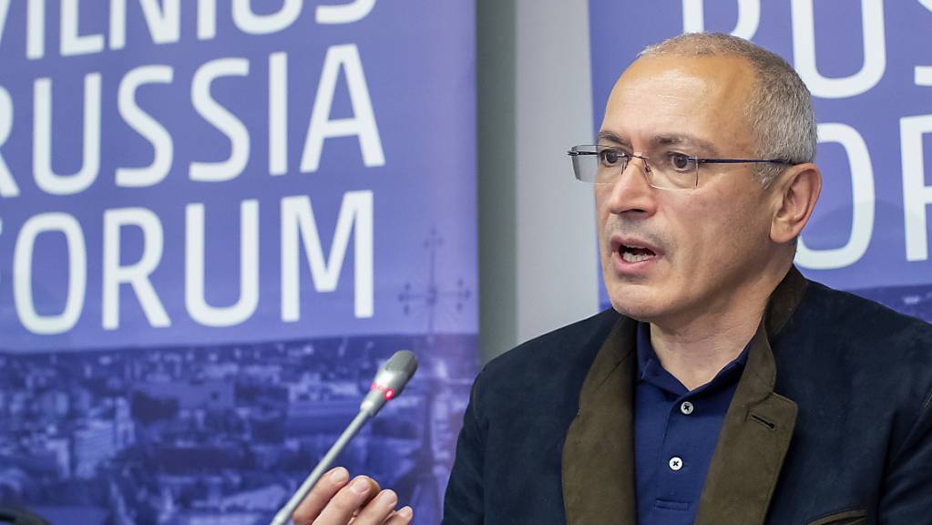 Michail Chodorkowski, Oppositioneller aus Russland und früherer Eigentümer des Ölkonzerns Yukos, spricht während einer Pressekonferenz. Kurz vor der Parlamentswahl in Russland hat Chodorkowski vor einer Fälschung der Ergebnisse gewarnt.