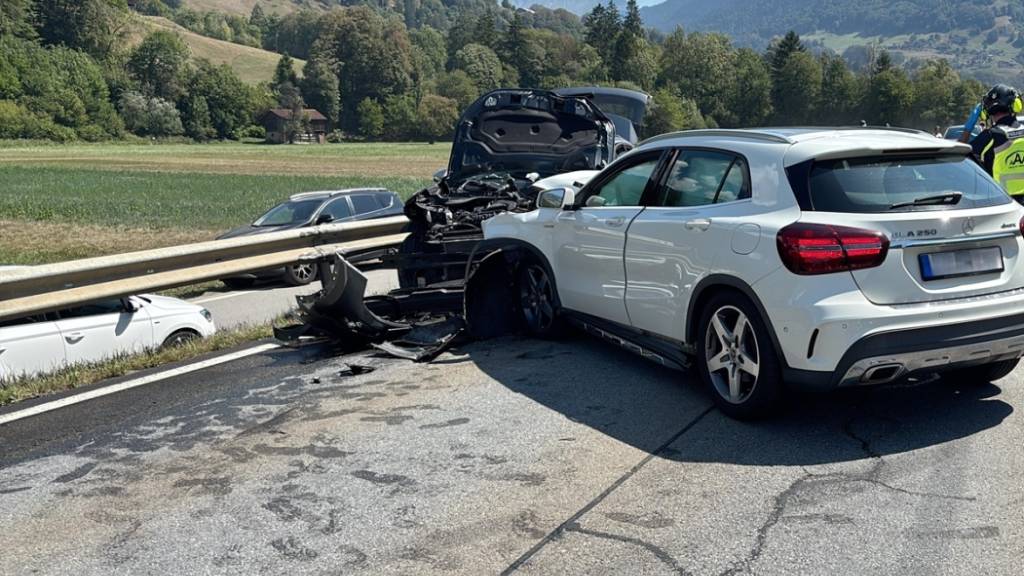 Bei einer Frontalkollision in Schiers GR prallten zwei Autos ineinander. (Verpixelung durch Kantonspolizei Graubünden)