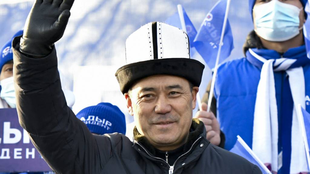 Sadyr Schaparow, Präsidentschaftskandidat von Kirgistan begrüßt seine Unterstützer während einer Kundgebung. Foto: Vladimir Voronin/AP/dpa