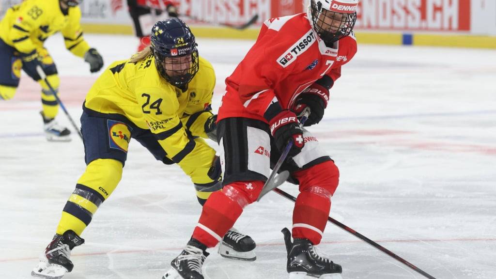 Lara Stalder (rechts) im Kampf um den Puck gegen die Schwedin Ebba Hedqvist