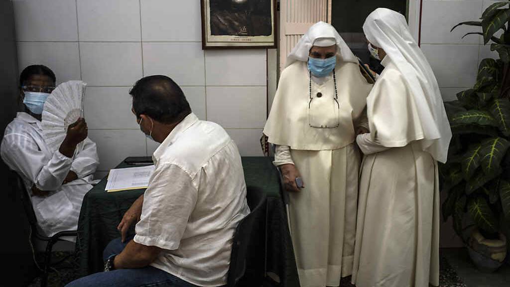 In Havana verlassen zwei Nonnen ein Impfzentrum, nachdem ihnen eine Dosis des kubanischen Corona-Impfstoffs Abdala verabreicht wurde. Foto: Ramon Espinosa/AP/dpa