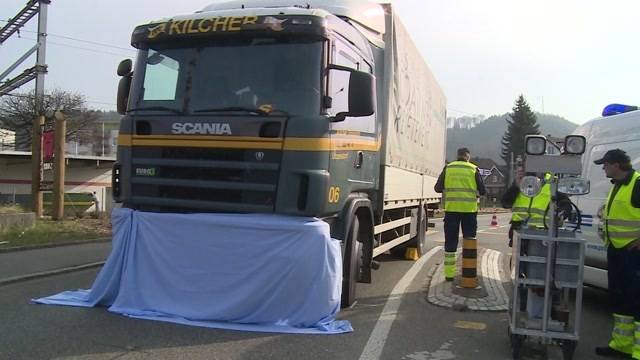 Schülerin stirbt nach Zusammenprall mit Lastwagen