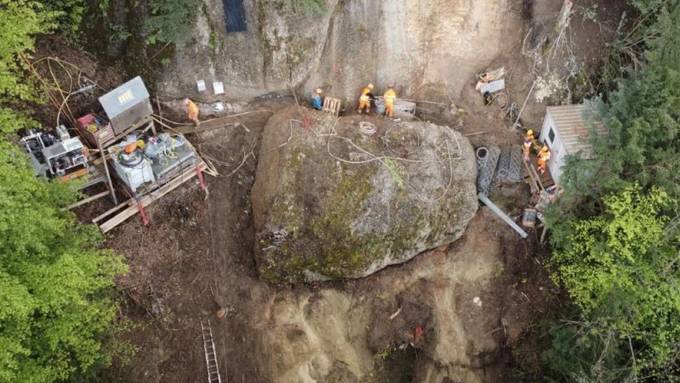 500 Tonnen schwerer Felsblock in Oberarth gesprengt und abgetragen