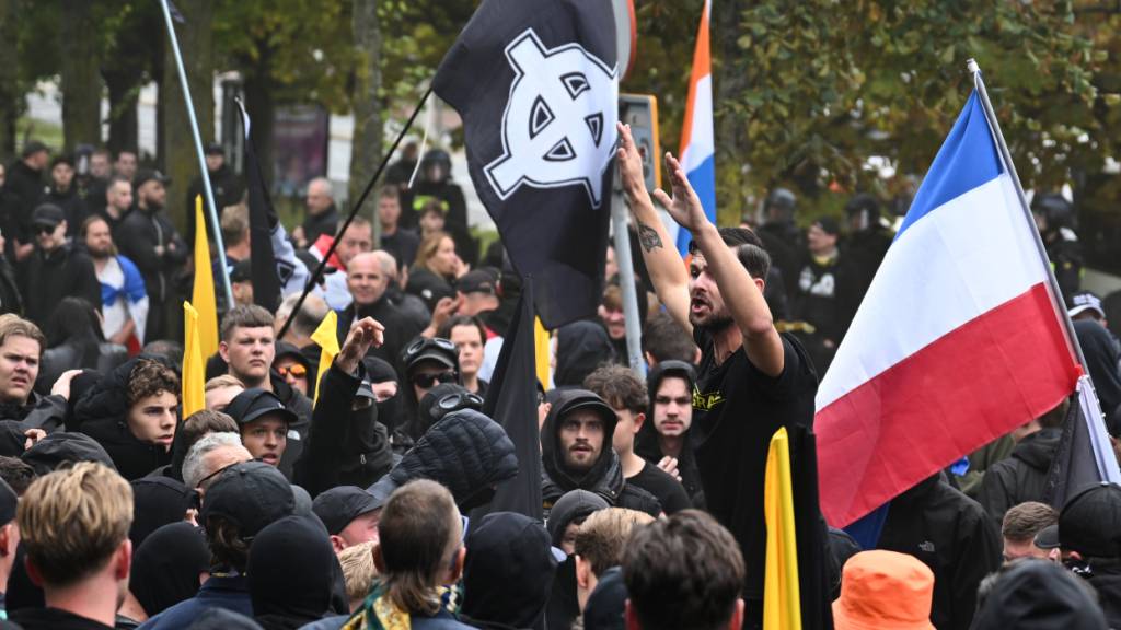 Demonstranten nehmen an einer Demonstration rechtsextremer Gruppen gegen die Einwanderungs- und Asylpolitik teil. Foto: Mouneb Taim/AP/dpa