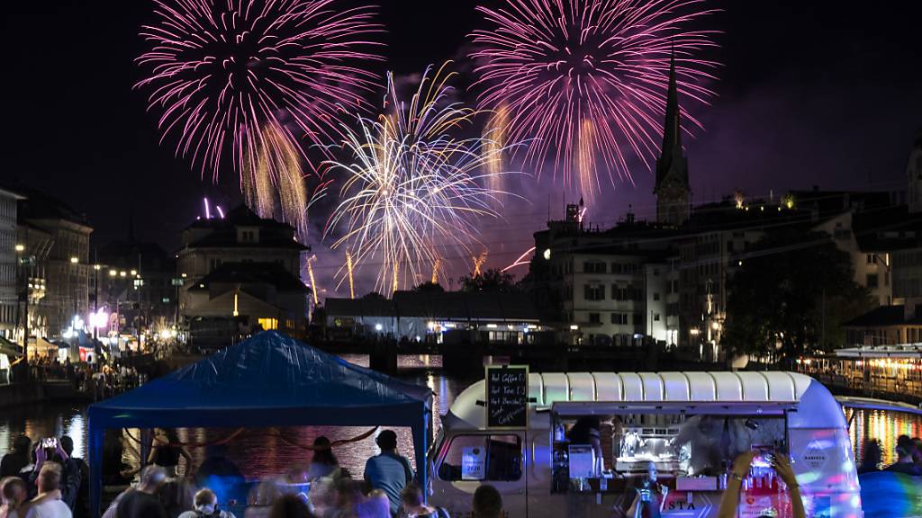 Wegen «Überfüllung» sperrte die Stadtpolizei beim Züri-Fäscht-Feuerwerk am Samstagabend das innere Seebecken ab - es strömten wiederum mehrere hunderttausend Personen ans grösste Volksfest der Schweiz.