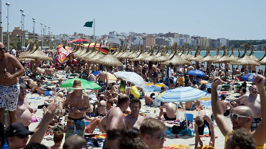 Die EU hat sich positiv für die Durchführung von Ferienreisen im Sommer gezeigt - volle Strände, wie etwa in Mallorca, darf es aufgrund der Coronavirus-Pandemie allerdings nicht geben. (Archivbild)