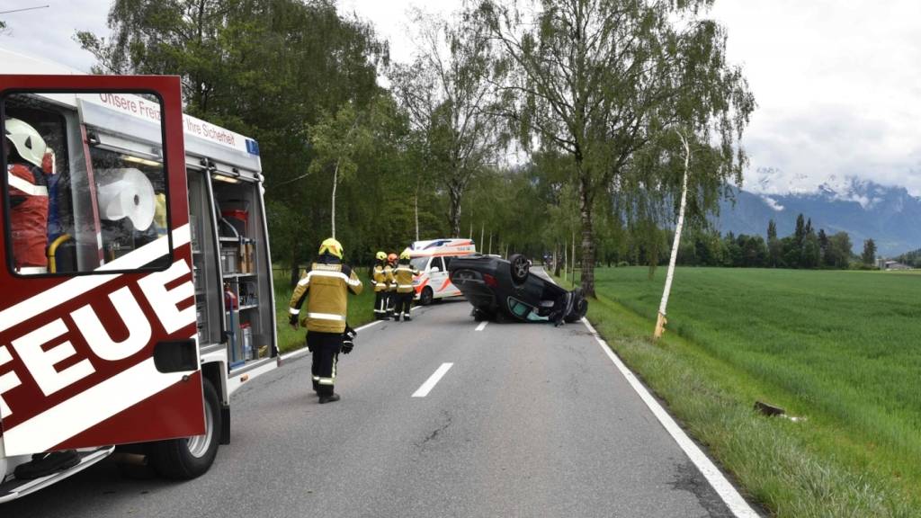 Bei einem Selbstunfall in Maienfeld GR am Montagmittag ist eine Autolenkerin leicht verletzt worden.