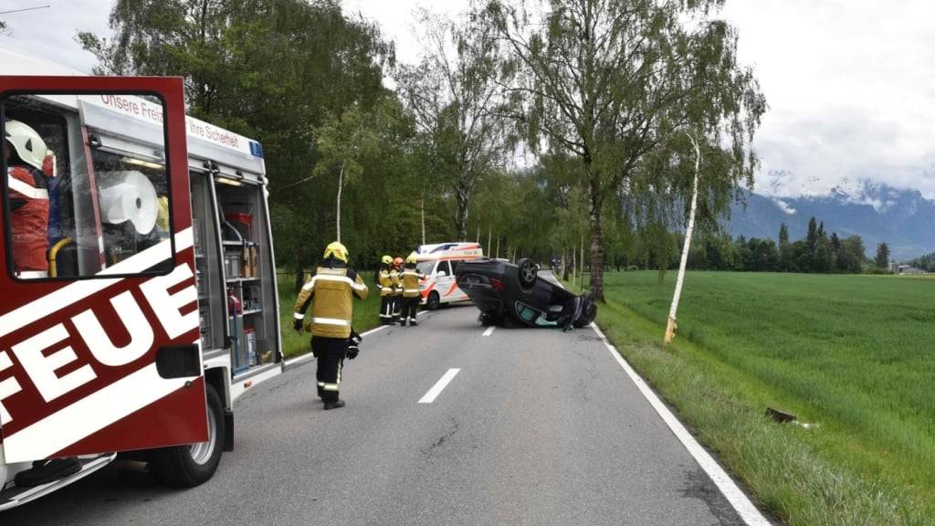 Bei einem Selbstunfall in Maienfeld GR am Montagmittag ist eine Autolenkerin leicht verletzt worden.