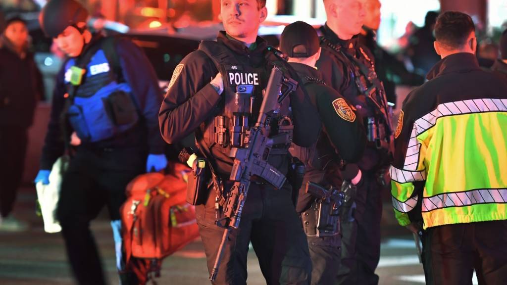 Beamte der Strafverfolgungsbehörden, die Waffen tragen, versammeln sich in der Nähe der Brown University, nachdem Schüsse gefallen waren. Foto: Steven Senne/AP/dpa