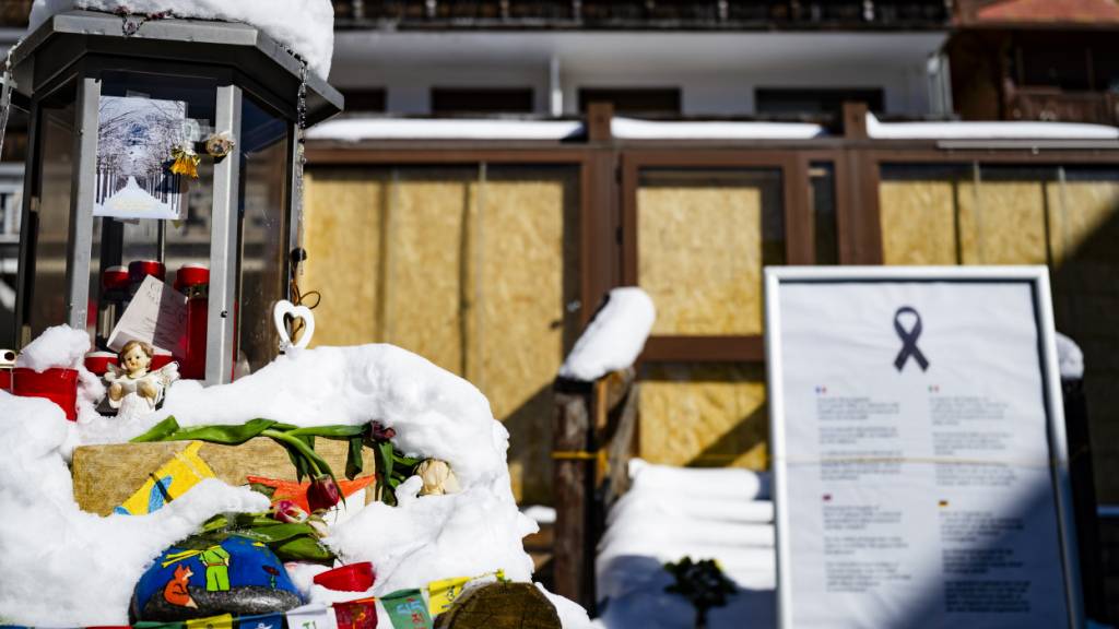 Der Eingang zur Bar «Le Constellation» in Crans-Montana rund drei Monate nach der verheerenden Katastrophe mit 41 Toten und 115 Verletzten. (Archivbild)