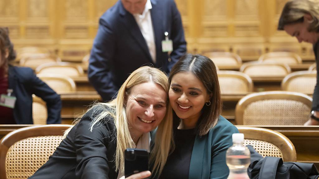 Farah Rumy (SP/SO) und ihre Berner Rats- und Parteikollegin Andrea Zryd beim Probesitzen im Nationalratssaal.