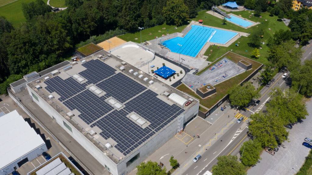 Die Photovoltaikanlage auf dem Dach der Eishalle Lerchenfeld ist die erste, die lokalen Solarstrom an die «St.Galler Solar Community» liefert.