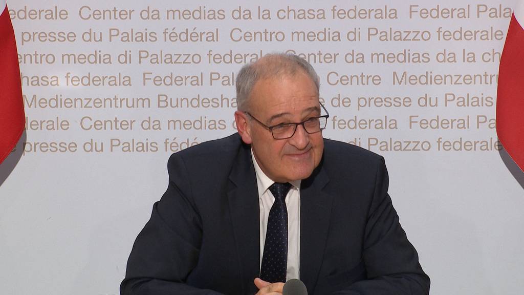 «Eine blaue Krawatte beruhigt die Journalisten»: Parmelin sorgt bei Medienkonferenz für Schmunzler