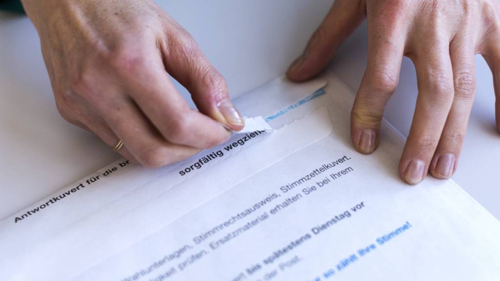 Die Dieriker Stimmberechtigten wählten am Sonntag einen Nachfolger für den abtretenden Gemeindepräsidenten Max Hess (Mitte). (Symbolbild)