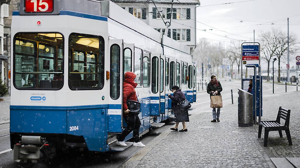 Die Tramlinie 15 fährt ab dem 15. Dezember wieder regulär durch Zürich. Wegen Personalmangels war der Betrieb seit einem Jahr eingeschränkt. (Archivbild)