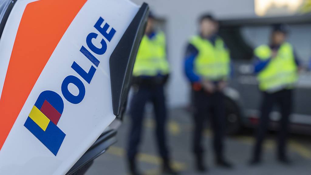 Eine Velofahrerin ist in Genf nach einer Kollision mit einem Auto am Samstag verstorben. (Symbolbild)