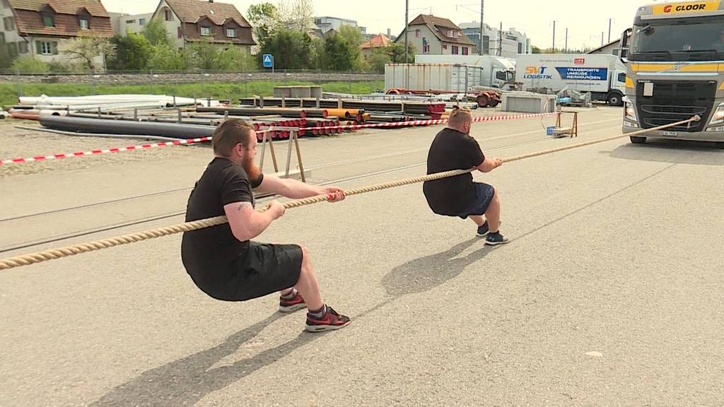 Bus-Pulling: Erste Schweizer Meisterschaft in Zofingen