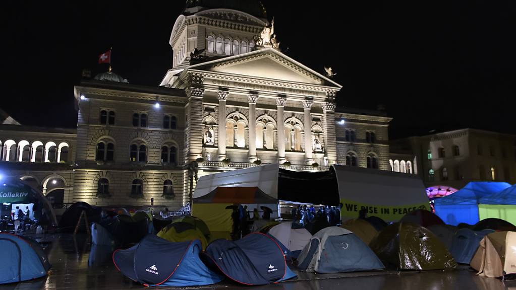 Die Klima-Aktivisten haben ihre Zelte vor dem Bundeshaus aufgestellt. Sie harren dort sei 44 Stunden aus.