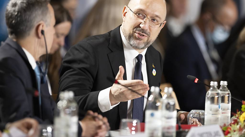 Der ukrainische Ministerpräsident Denys Schmyhal (rechts) spricht 2022 in Lugano mit Aussenminister Ignazio Cassis (links). (Archivbild)