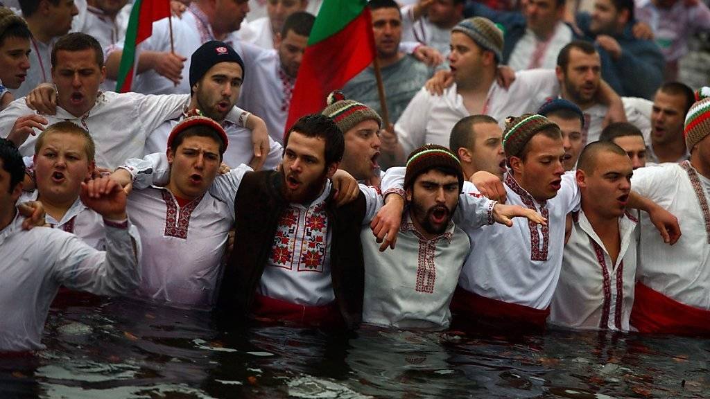 Zeremonie im kalten Wasser im bulgarischen Kalofer anlässlich des Kirchenfests der Taufe Jesu