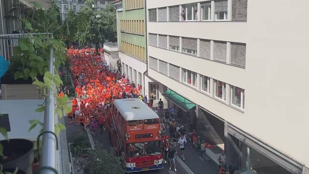 Grosser Fan-Marsch vom Europaplatz bis zur Swissporarena