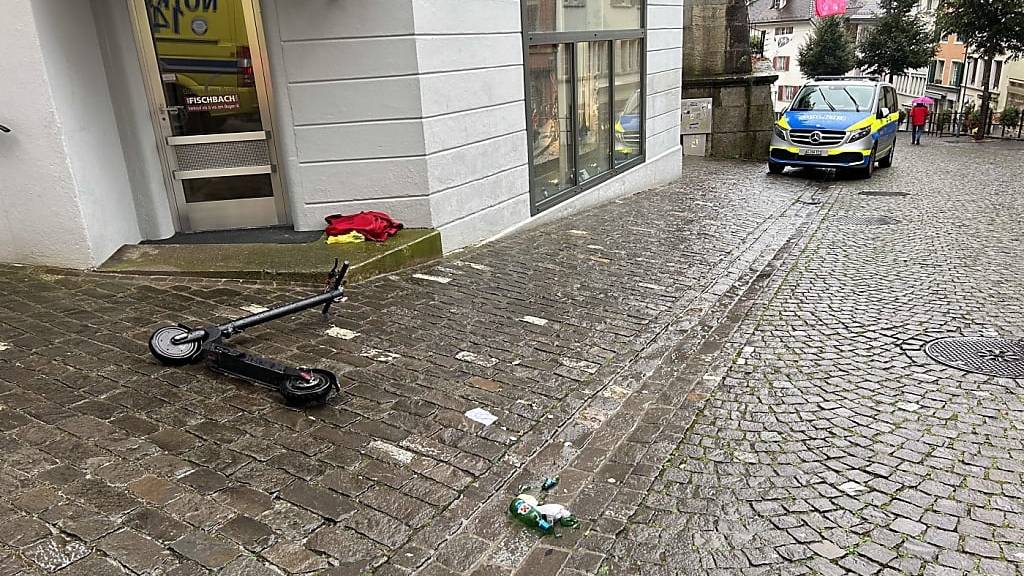 Das E-Trottinett des mutmasslich betrunkenen 56-Jährigen nach dem Unfall in der Altstadt von Bremgarten AG.