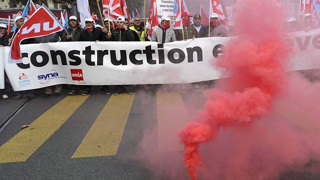 Bauarbeiter machen in Genf ihrem Ärger Luft.