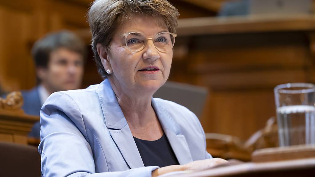 Sportministerin Viola Amherd steht Bemühungen um die Durchführung von nachhaltigen Olympischen Winterspielen in der Schweiz grundsätzlich positiv gegenüber. (Archivbild)