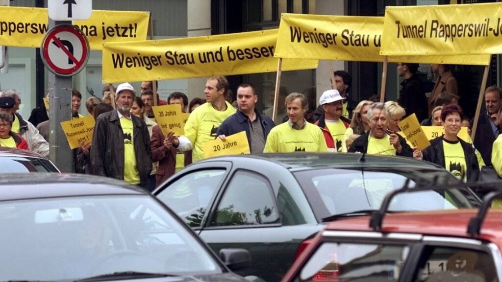 Der Verkehr ist in Rapperswil-Jona schon lange ein Thema: Gegen 300 Personen demonstrierten am 21. Oktober 2000 unter dem Motto «Weniger Stau und bessere Luft - Tunnel Rapperswil-Jona jetzt!». (Archivbild)