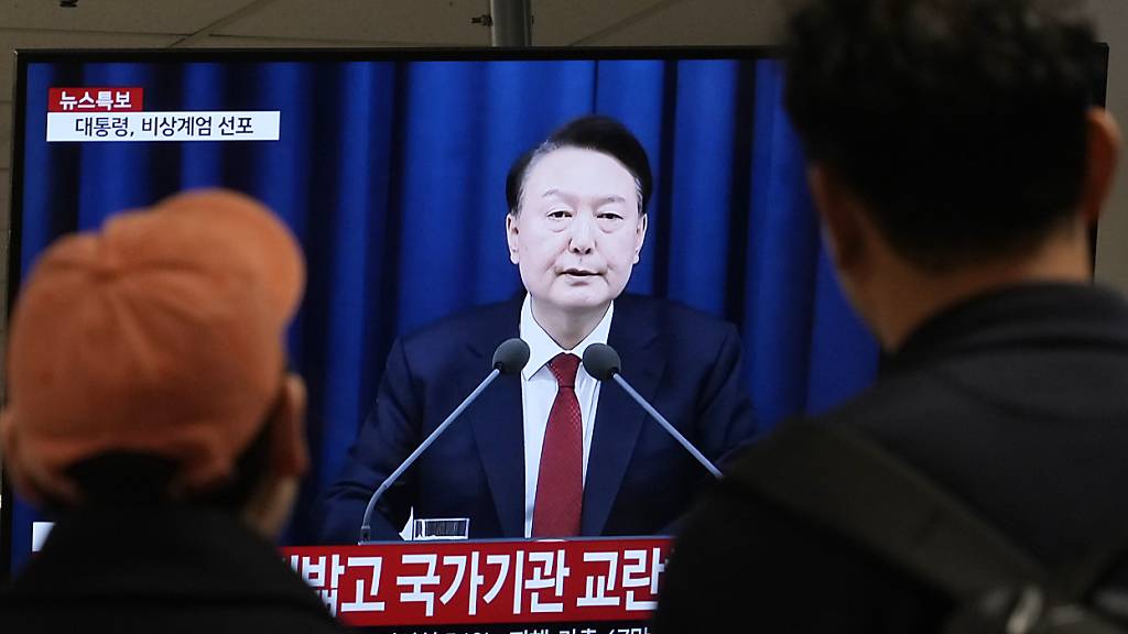 ARCHIV - Der südkoreanischen Präsidenten Yoon Suk Yeol hat das Kriegsrecht ausgerufen. In der live ausgestrahlten Rede beschuldigte er die Opposition des Landes, mit Nordkorea zu sympathisieren. Foto: Ahn Young-joon/AP/dpa