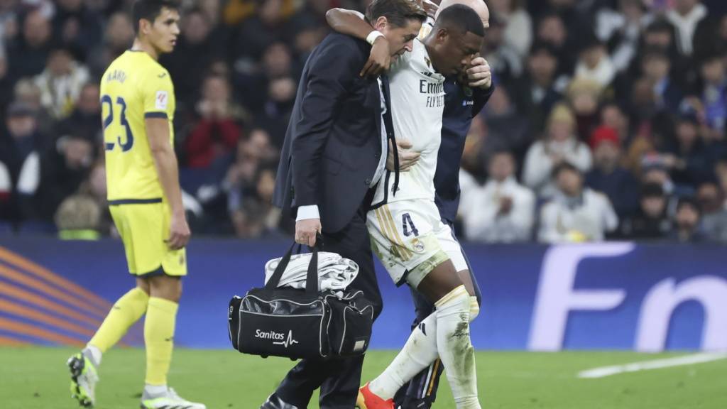 Abwehrchef David Alaba (4) verlässt das Feld beim Heimspiel von Real Madrid gegen den FC Villareal.