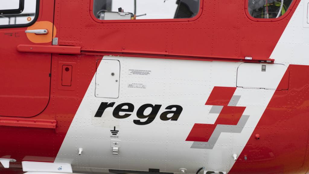 Die Jugendliche wurde mit einem Helikopter der Rega in ein Spital geflogen. (Symbolbild)