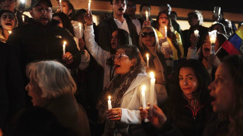 Vor dem Krankenhaus in Bogota versammeln sich Anhänger des angeschossenen kolumbianischen Präsidentschaftskandidaten Miguel Uribe.