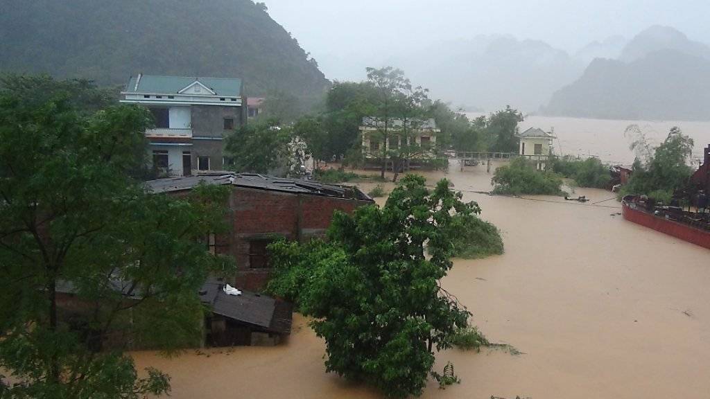 Überschwemmte Häuser in Zentralvietnam.