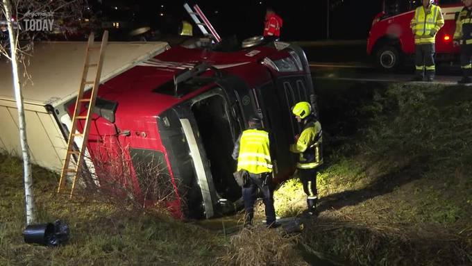 Betrunkener Lastwagenfahrer landet in Villmergen im Bachbett – Strassensperrung aufgehoben