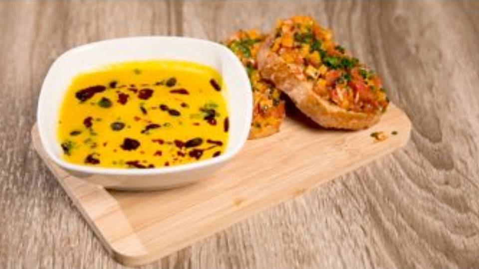 VORSPEISE: KÜRBIS-SUPPE, BRUSCHETTA