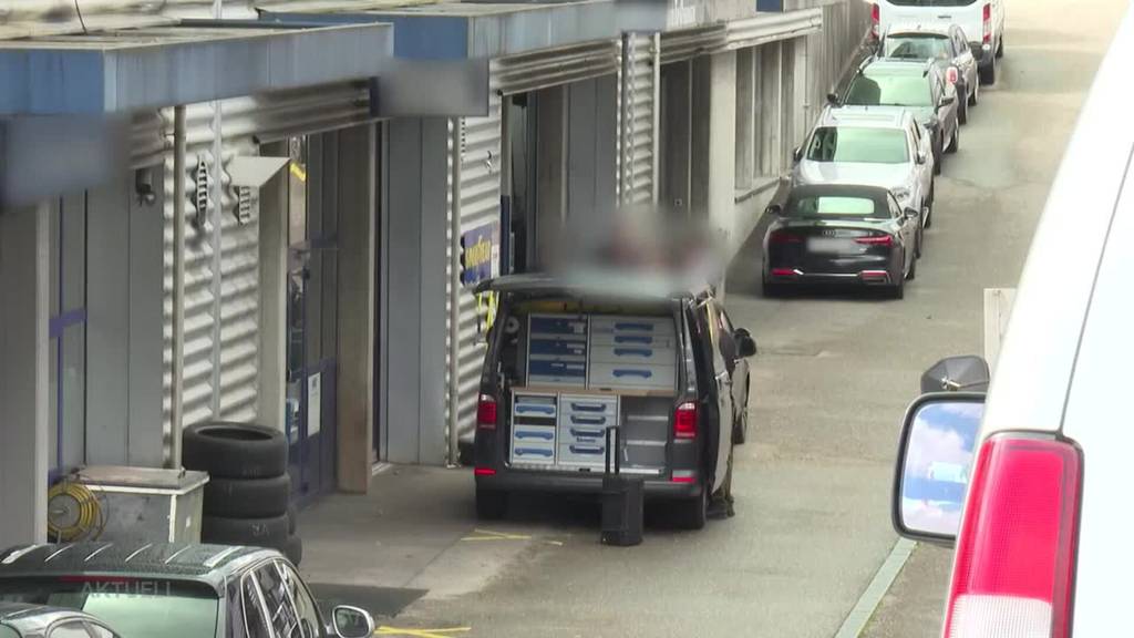 Schüsse gefallen: Garagen-Mitarbeiter in Oensingen gefesselt und ausgraubt, Täter flüchtig