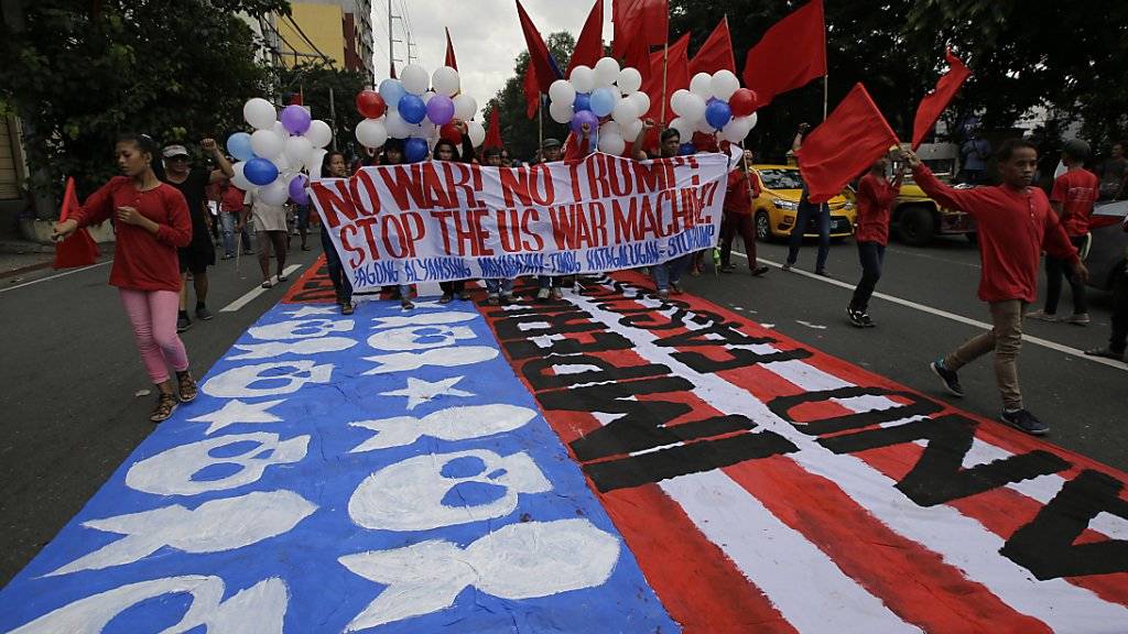 Erneut protestieren Menschen gegen den US-Präsidenten Donald Trump in Manila.