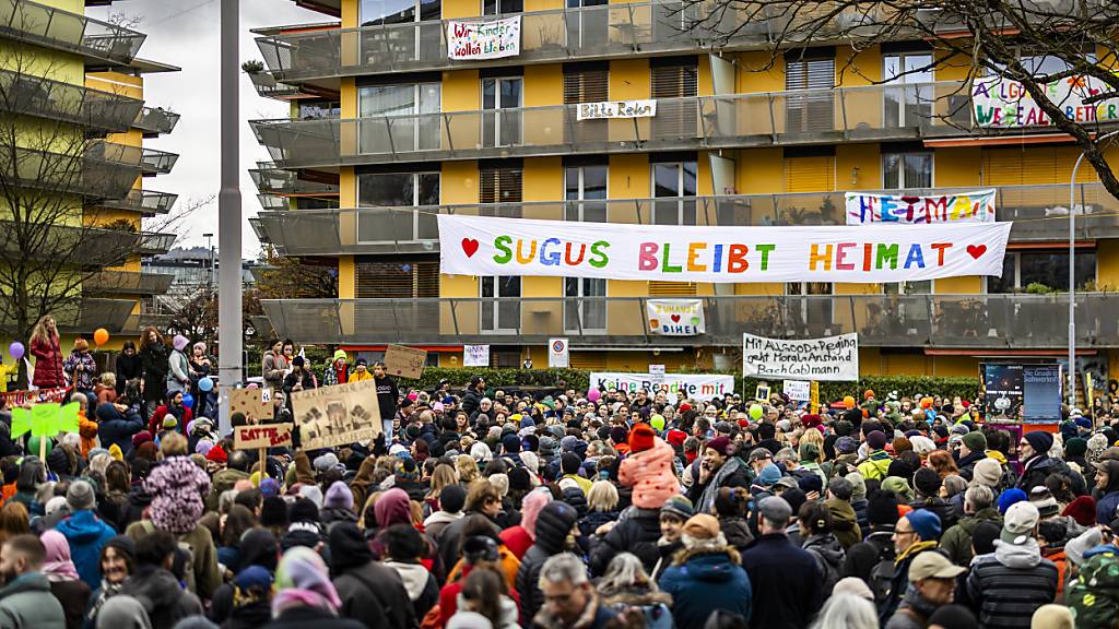 Die kurzfristigen Kündigungen haben grosse Empörung ausgelöst: Über 1000 Personen nahmen anfangs Dezember an einer Sugus-Solidaritätskundgebung teil.