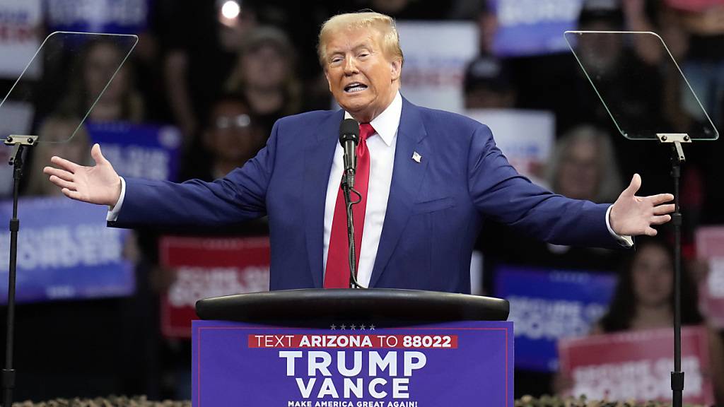 Der republikanische Präsidentschaftskandidat und ehemalige US-Präsident Donald Trump spricht bei einer Wahlkampfveranstaltung in der Findlay Toyota Arena. Foto: Ross D. Franklin/AP/dpa