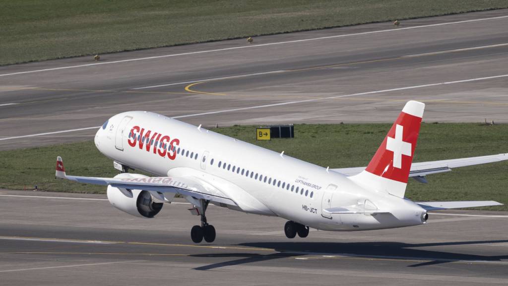Hebt künftig auch in Richtung Bangalore ab: Swiss-Maschine beim Start in Zürich. (Archivbild)