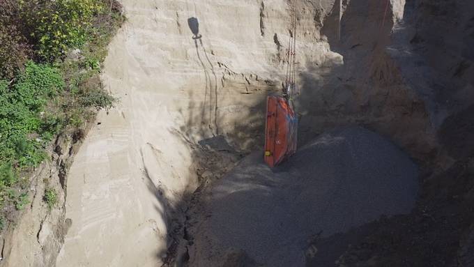 Hangrutsch bei Lütisburg: 90-Tonnen-Kran hilft bei Aufschüttung