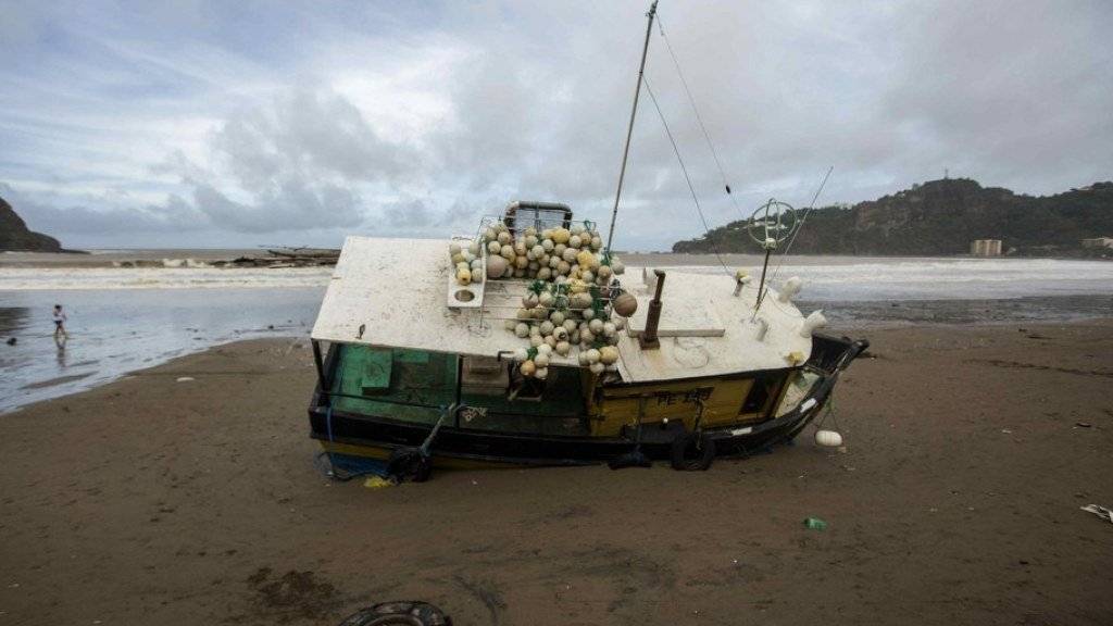 Ein westlich von Nicaraguas Hauptstadt Managua gestrandetes Boot. Der zum Hurrikan hochgestufte Tropensturm «Nate» hat in weiten Teilen Mittelamerikas Verwüstungen hinterlassen.