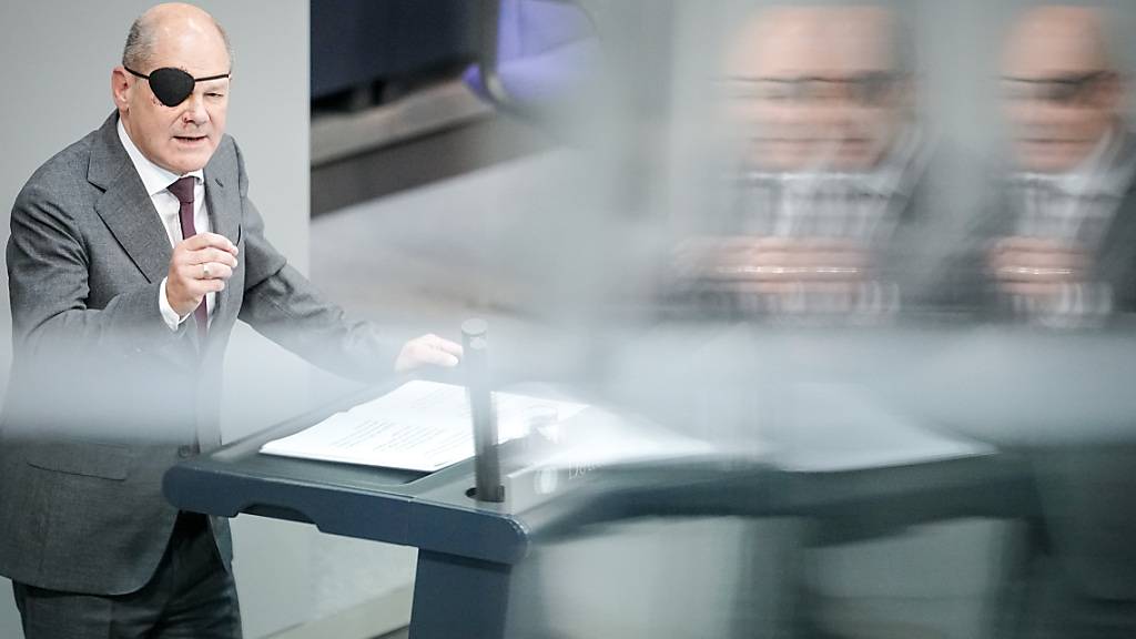 Bundeskanzler Olaf Scholz (SPD), spricht bei der Generaldebatte des Bundestags. Die Generalaussprache nimmt bei der Haushaltsdebatte des Bundestags die aktuellen Themen der Politik der Bundesregierung auf. Foto: Kay Nietfeld/dpa
